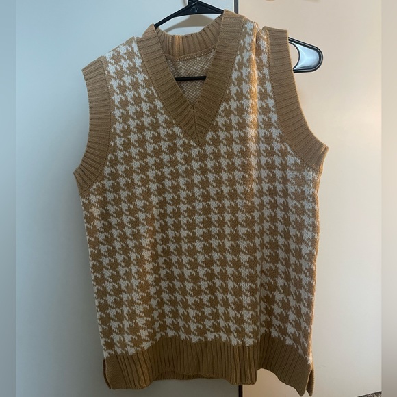 Size medium sweater vest!! Never worn!! - Picture 1 of 2